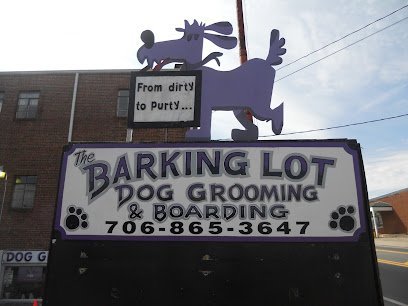 Dog day care in Cleveland Georgia Barking Lot